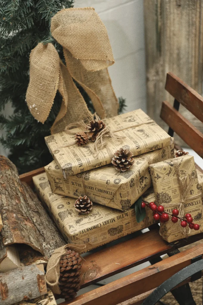 Décor de Noël Evergreen Lodge, studio Saloon, Maison Tela Montréal – cadeaux kraft