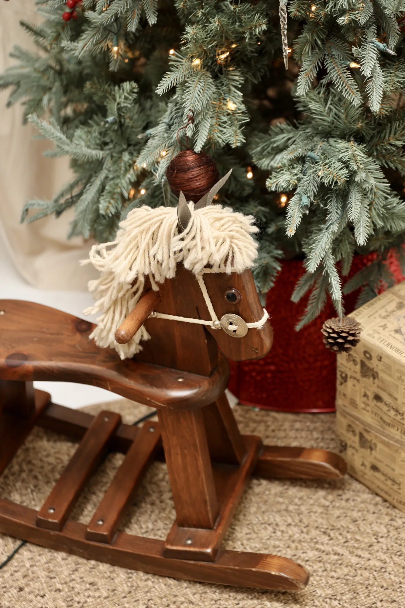 Décor de Noël Evergreen Lodge, studio Saloon, Maison Tela Montréal – cheval à bascule
