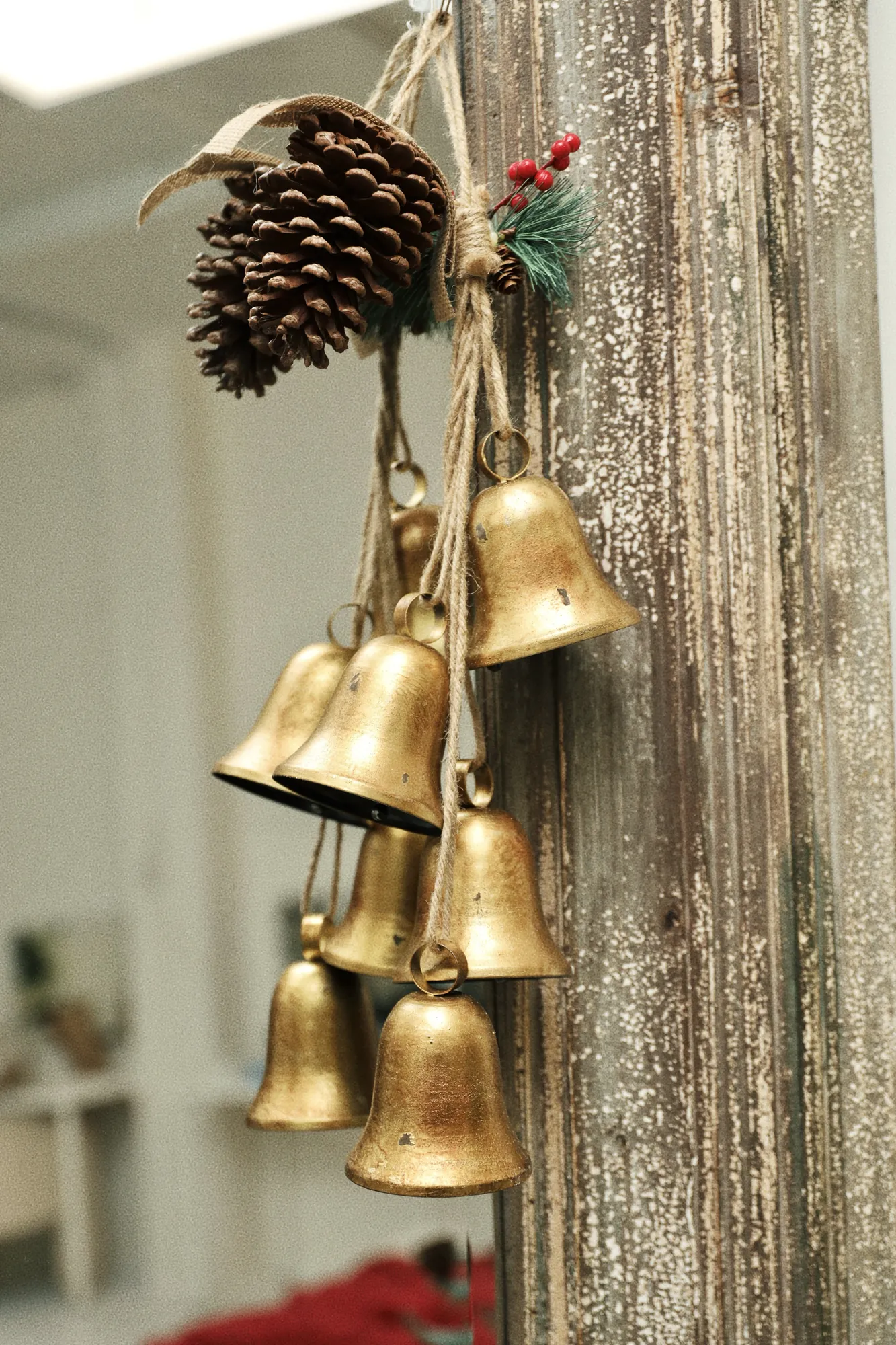 Décor de Noël Evergreen Lodge, studio Saloon, Maison Tela Montréal – clochettes
