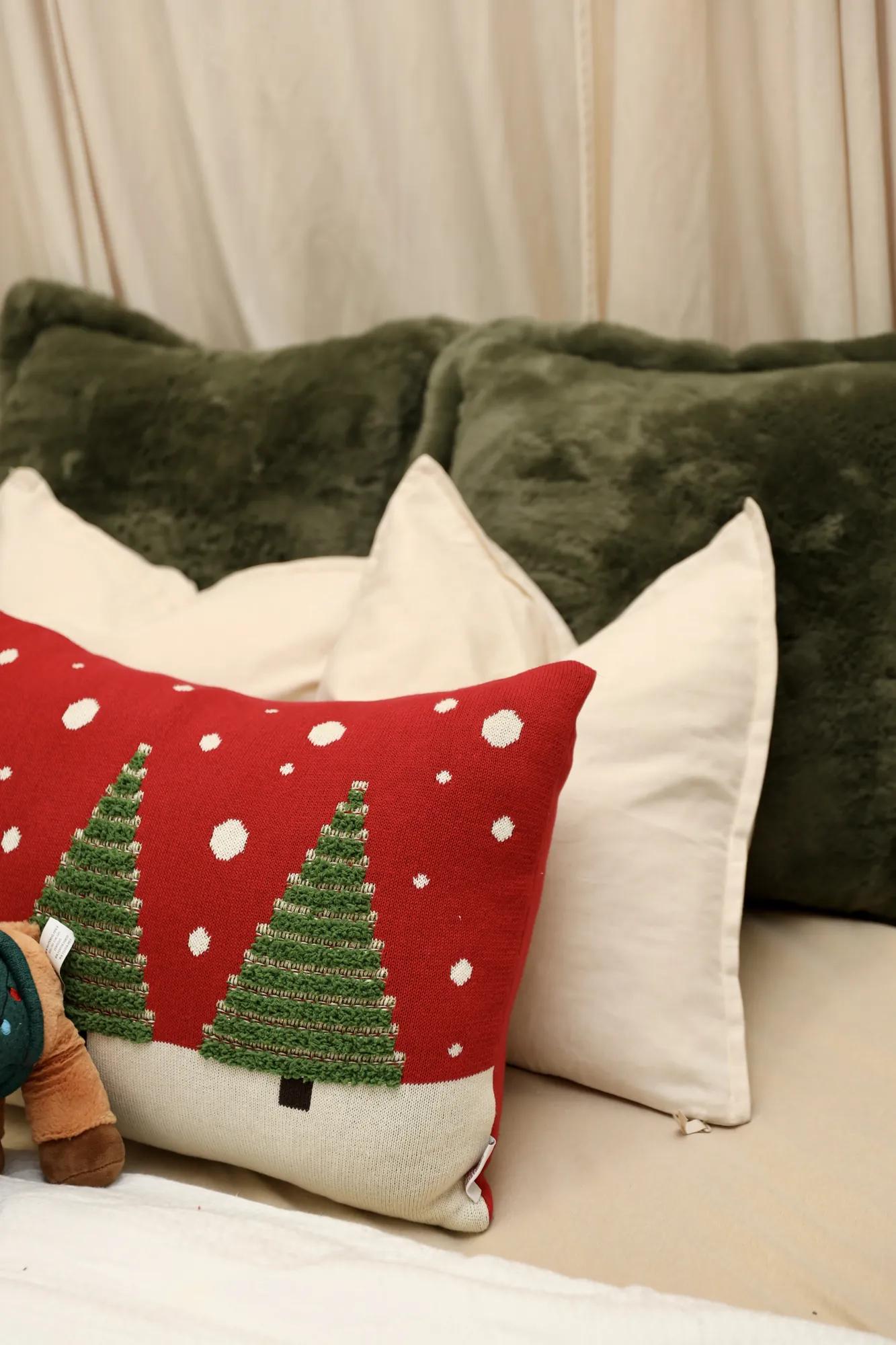 Evergreen Lodge Christmas set, Saloon studio, Maison Tela Montreal – Christmas pillows