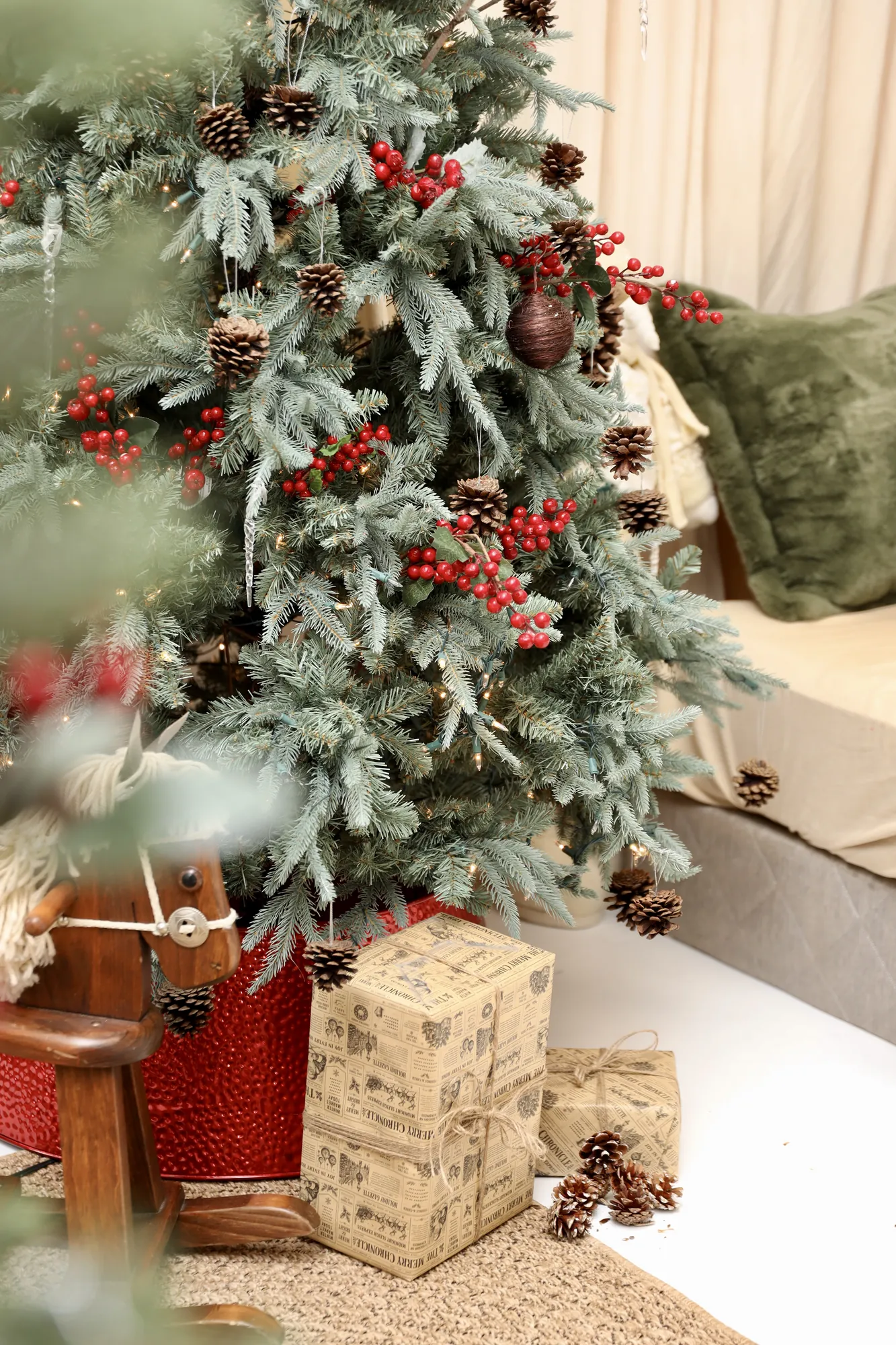 Décor de Noël Evergreen Lodge, studio Saloon, Maison Tela Montréal – sapin et cadeaux