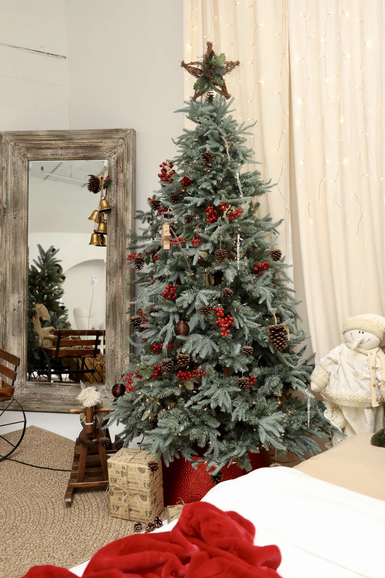 Décor de Noël Evergreen Lodge, studio Saloon, Maison Tela Montréal – sapin et miroir