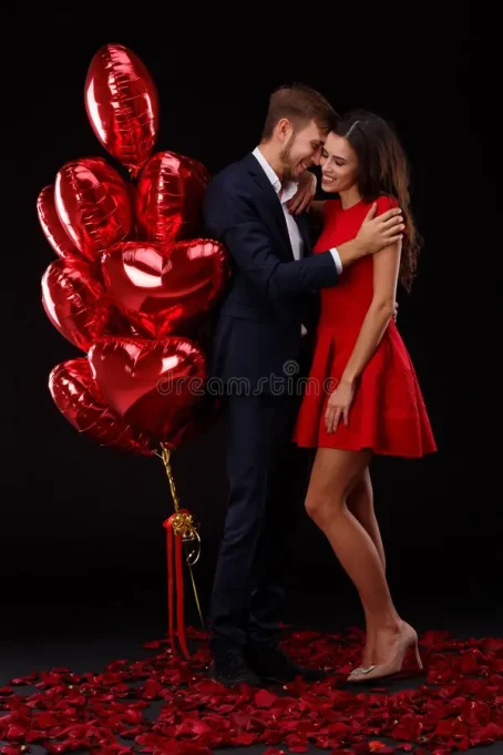 beaux-couples-célébrant-le-saint-valentin-sur-un-fond-noir-concept-de-105514776
